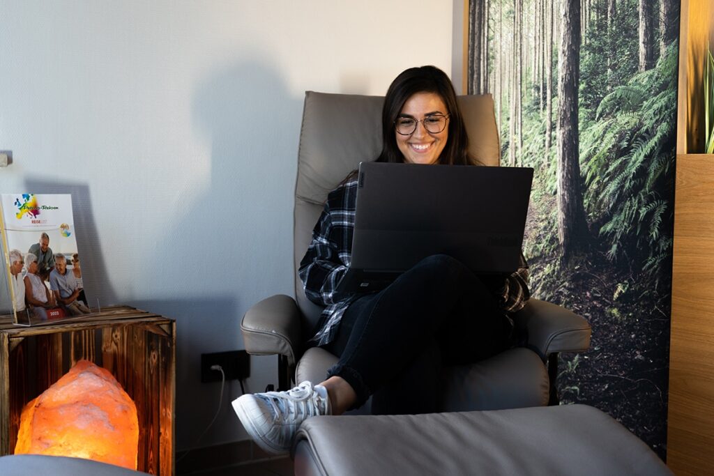 BusCampus Frau mit Laptop